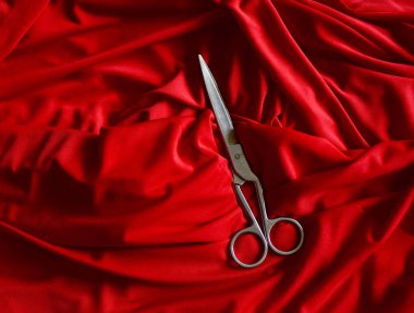 kırmızı kumaş kıvrımları terzinin makaslar