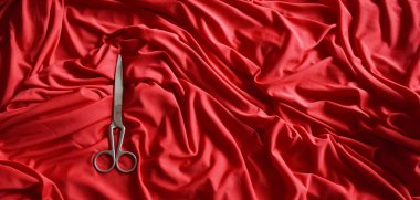 kırmızı kumaş kıvrımları terzinin makaslar