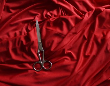 kırmızı kumaş kıvrımları terzinin makaslar
