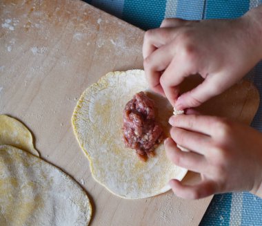 yakın çekim yemek köfte bebek eller