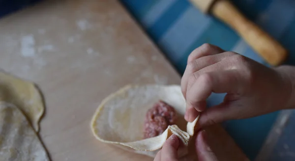 yakın çekim yemek köfte bebek eller