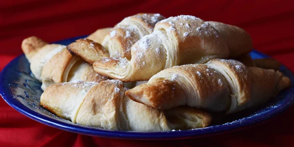 Croissants Prato Azul Fundo Vermelho — Fotografia de Stock