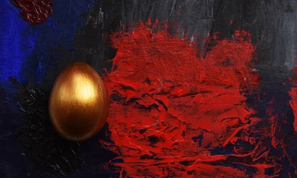 Parlak arka planda altın Paskalya yumurtası