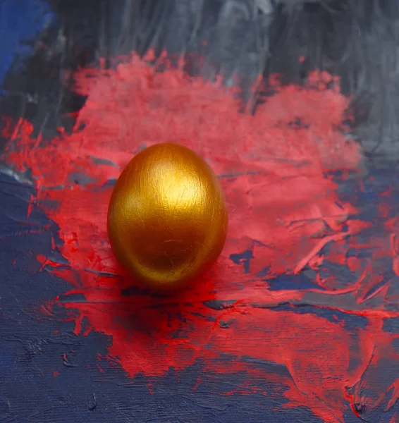 Telur Paskah Emas Dengan Latar Belakang Cerah — Stok Foto