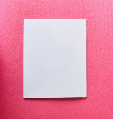 pembe arka planda beyaz astarlı tuval