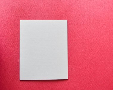 pembe arka planda beyaz astarlı tuval