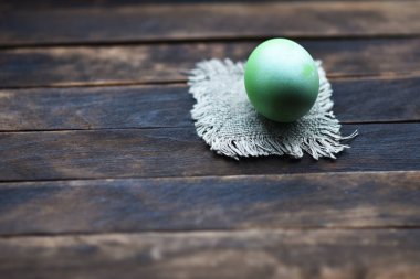 Ahşap arka planda boyanmış Paskalya yumurtaları