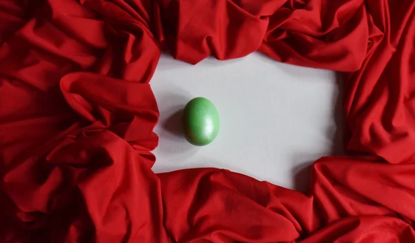Easter Telur Pada Latar Belakang Merah — Stok Foto
