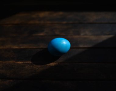 koyu arka planda mavi Paskalya yumurtası