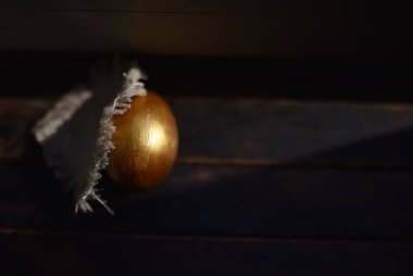 Paskalya Altın yumurta el boyaması