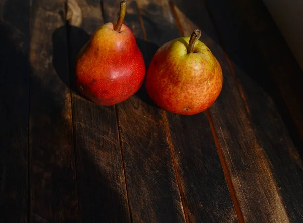 Poires Rouges Mûres Sur Table — Photo