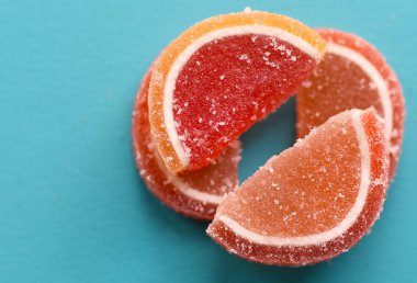 mavi ahşap Tahta üzerinde meyve marmelat parçaları