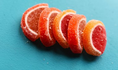 mavi ahşap Tahta üzerinde meyve marmelat parçaları