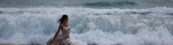 Menina Vestido Molhado Uma Praia Areia Junto Mar — Fotografia de Stock