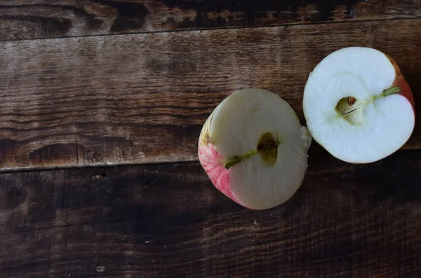Pomme Moitiés Sur Une Table Bois — Photo