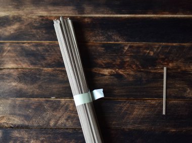 karabuğday erişte japon soba karanlık bir arka plan üzerinde