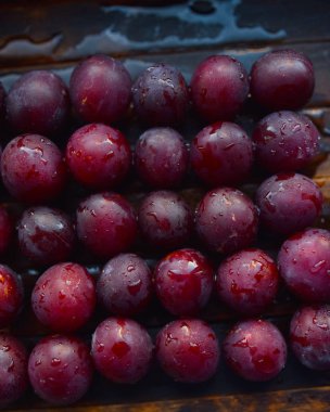 ahşap bir masa üzerinde olgun erik çok