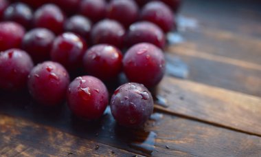 ahşap bir masa üzerinde olgun erik çok