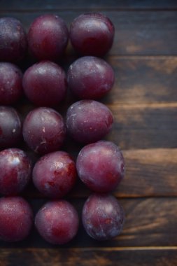 ahşap bir masa üzerinde olgun erik çok