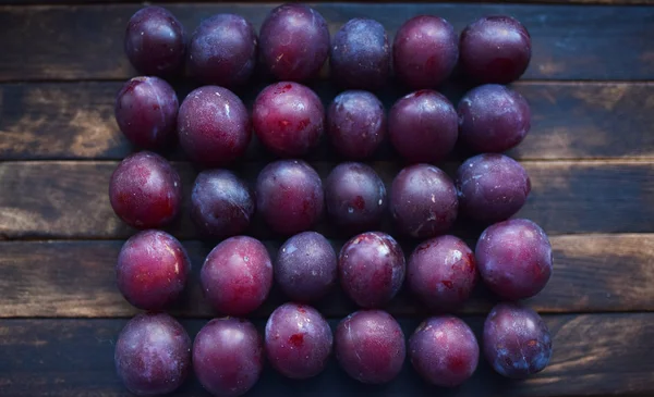 Lotes Ameixas Maduras Uma Mesa Madeira — Fotografia de Stock