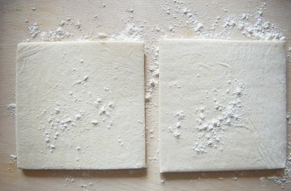 无酵母面团切成正方形 在切割板上用面粉 — 图库照片