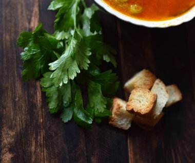 otlar ve kruton ile geleneksel domates çorbası