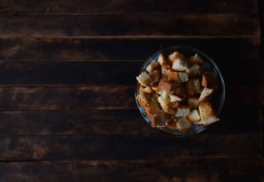 bir tabakta beyaz ekmek kruton