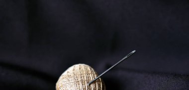 kumaş kıvrımları iplikleri ile bir bobin içinde çelik terzi iğnesi