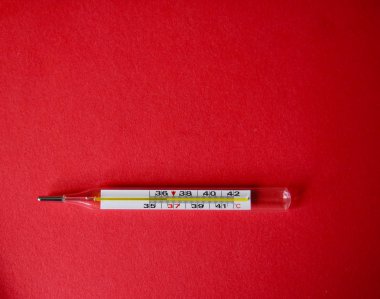 kırmızı arka plan üzerinde cıva termometre