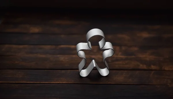 ahşap bir masa üzerinde zencefilli adam için metal kalıp