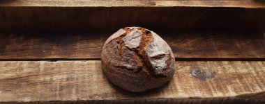 ahşap masada taze çavdar siyah ekmek