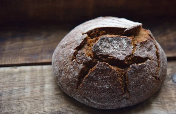 ahşap masada taze çavdar siyah ekmek