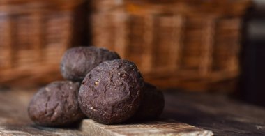 ahşap bir masa üzerinde kimyon ile kahverengi çavdar çörekler