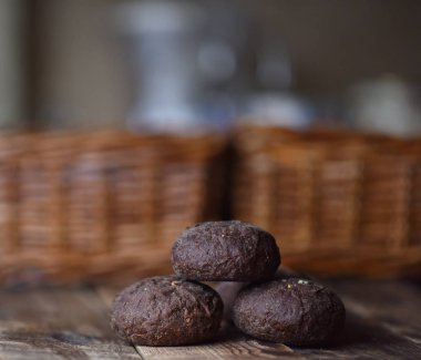 ahşap bir masa üzerinde kimyon ile kahverengi çavdar çörekler