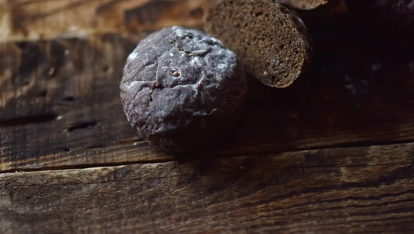 Roti Gandum Cokelat Dengan Jintan Atas Meja Kayu — Stok Foto