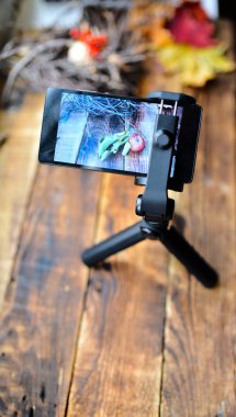 bir tripod üzerinde akıllı telefon bir Apple ile natürmort fotoğrafları