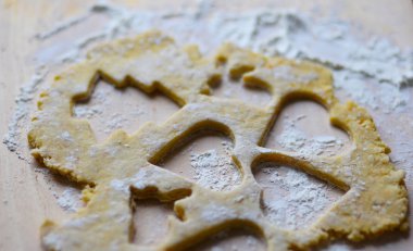 Kesme tahtasındaki kalp şeklinde kurabiye hamuru.