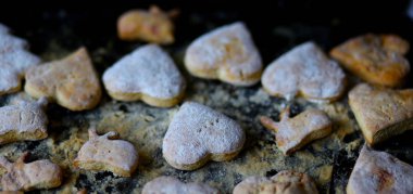 Fırında pişmiş kurabiye tepsisi.