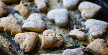 Fırında pişmiş kurabiye tepsisi.