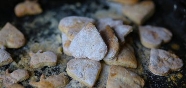 Fırında pişmiş kurabiye tepsisi.