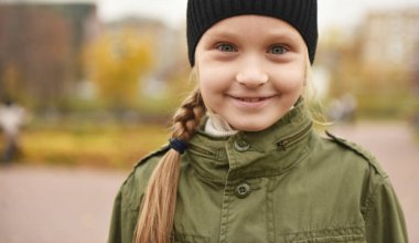 Güz Parkı 'nda haki ceketli kız.