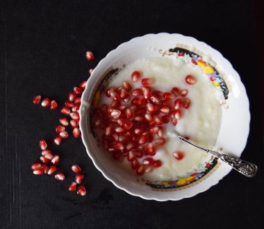 Bir tabakta nar tohumlu irmik lapası