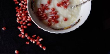 Bir tabakta nar tohumlu irmik lapası