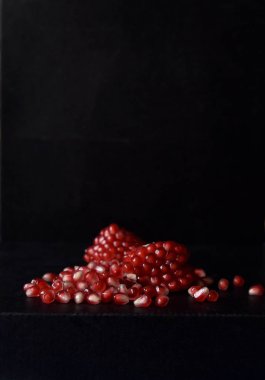 Siyah arkaplanda kırmızı nar tohumları