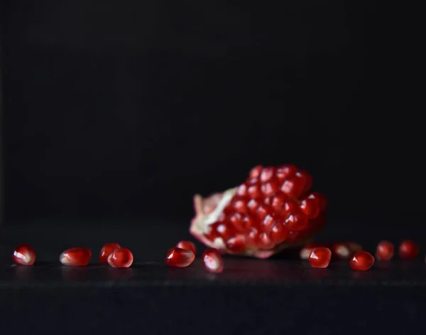 Семена Красного Граната Черном Фоне — стоковое фото