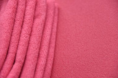 Pembe arka planda pembe havlular.