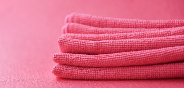 Pembe arka planda pembe havlular.