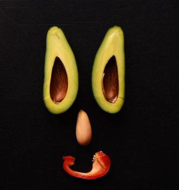 İçinde kemik olan yeşil avokado kesimi.