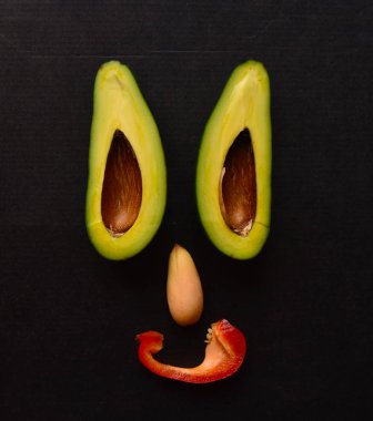 İçinde kemik olan yeşil avokado kesimi.