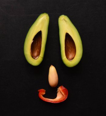 İçinde kemik olan yeşil avokado kesimi.